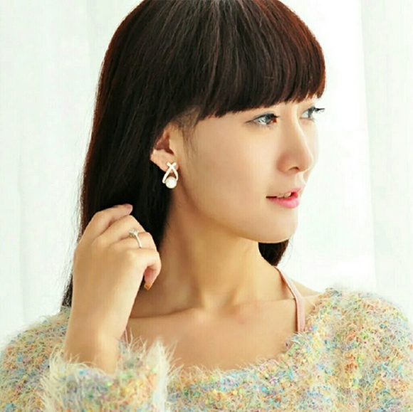 BNIP FAUX PEARL STUD EARRINGS - Picture 2 of 2